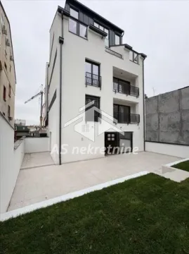 Pogled na zadnju fasadu zgrade sa popločanim dvorištem i travnjakom. - image 11
