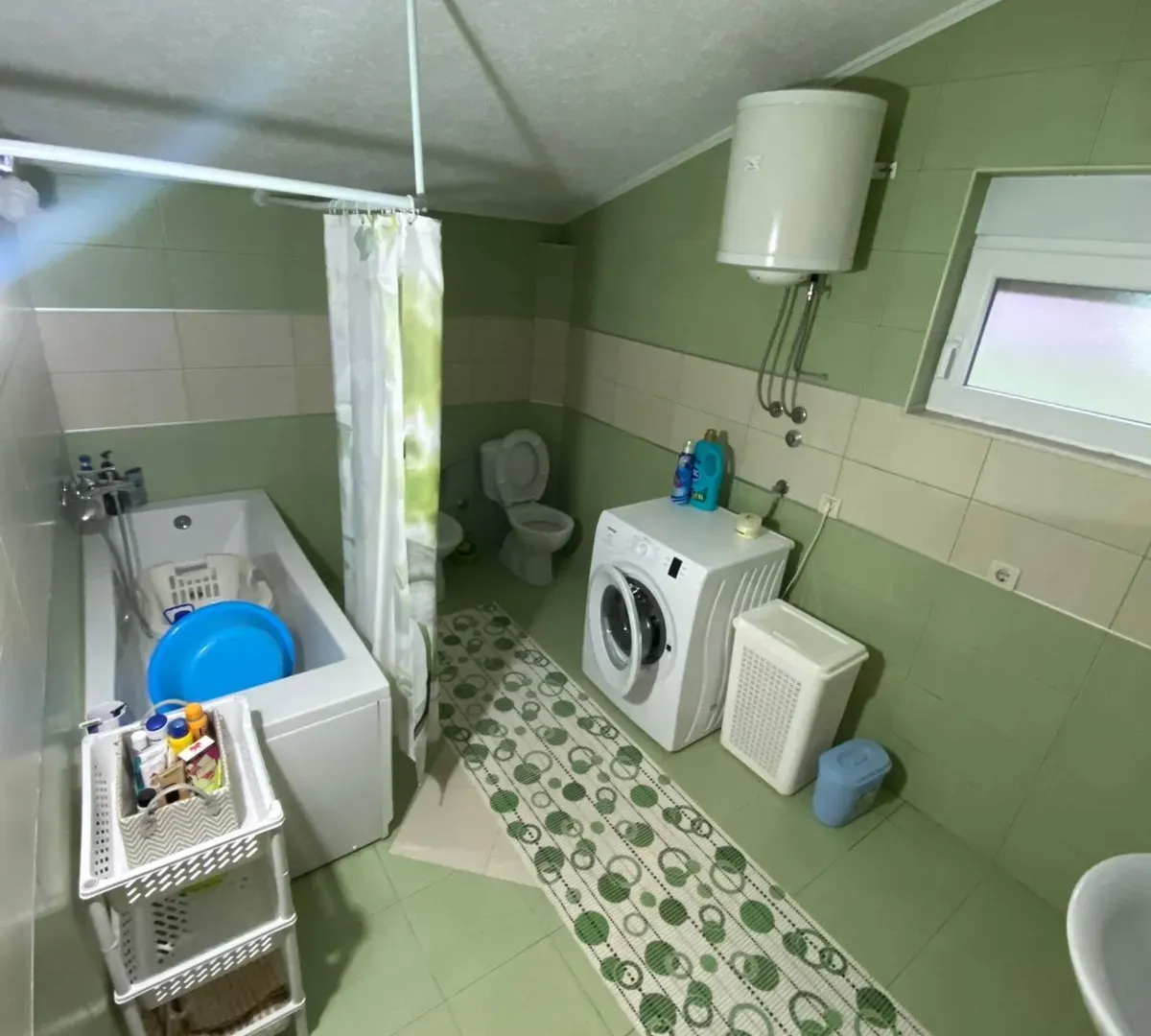 Izdavanje, kuća, 250m², Karaburško Polje, Podgorica