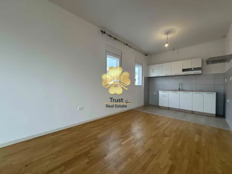 Izdavanje, dvosoban stan, 70m², Stari Aerodrom, Podgorica - image 2