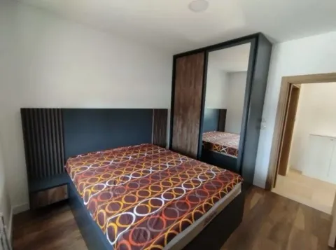 Furnished bedroom with a double bed and a large mirrored wardrobe. - image 3