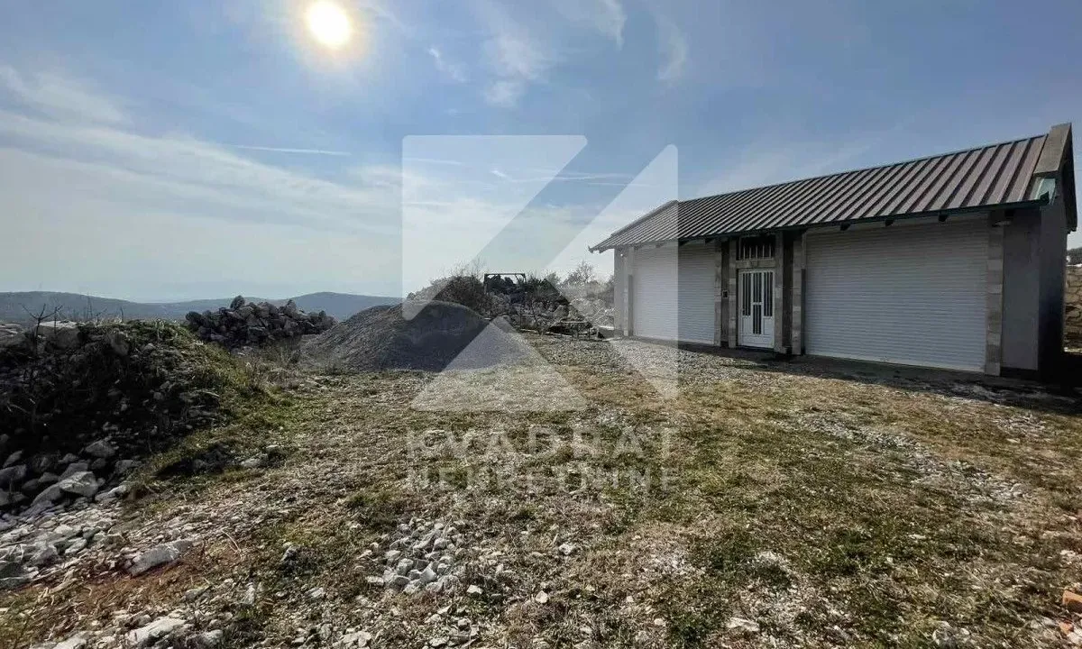 Sale, house, 626m², Kuči, Podgorica