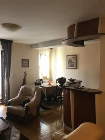 Izdavanje, trosoban stan, 76m², Južni Bulevar, Vračar Sve Podlokacije