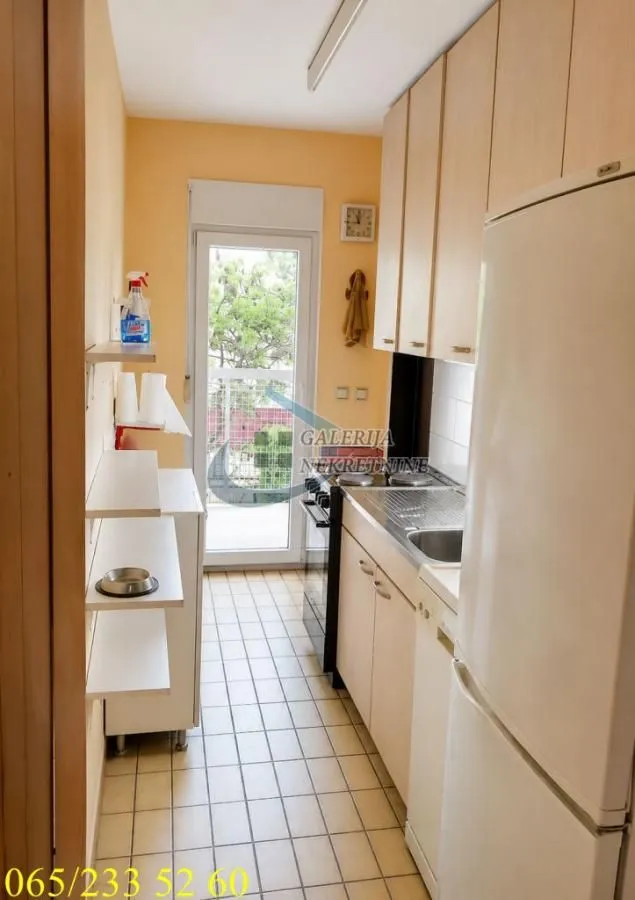 Prodaja, dvosoban stan, 72m², Centar, Inđija