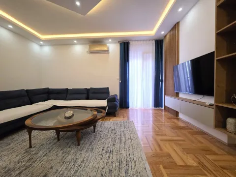 Moderna dnevna soba sa garniturom, stočićem i TV-om. - image 2