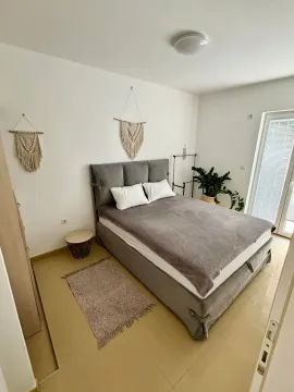 Bright and tidy bedroom with a double bed. - image 10