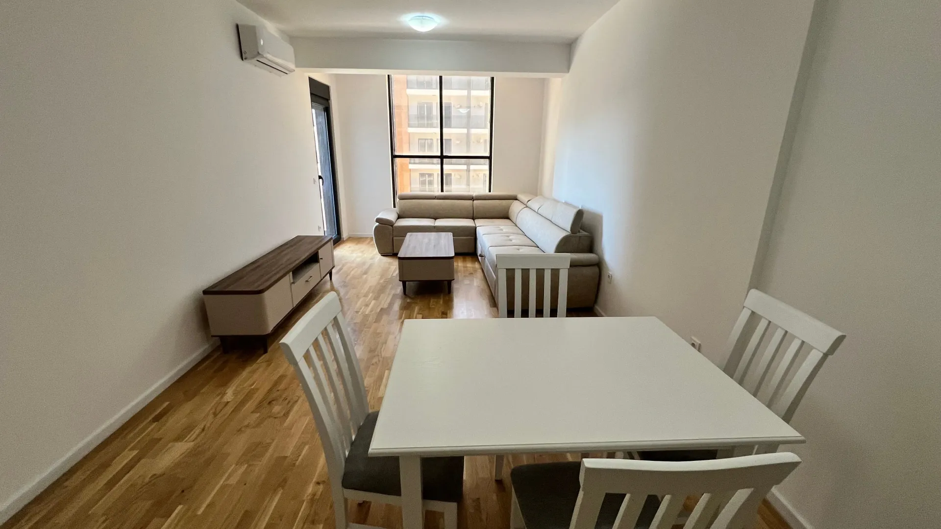 Izdavanje, dvosoban stan, 64m², Stari Aerodrom, Podgorica