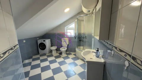 Kupatilo sa tuš kabinom, umivaonikom, WC šoljom, bideom i mašinom za veš pod kosim krovom. - image 4