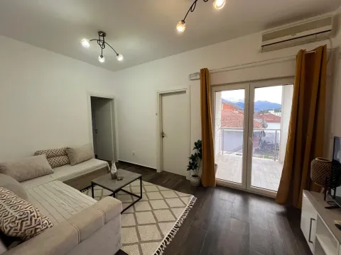 Dnevna soba sa garniturom, klub stolićem i izlazom na terasu. - image 8