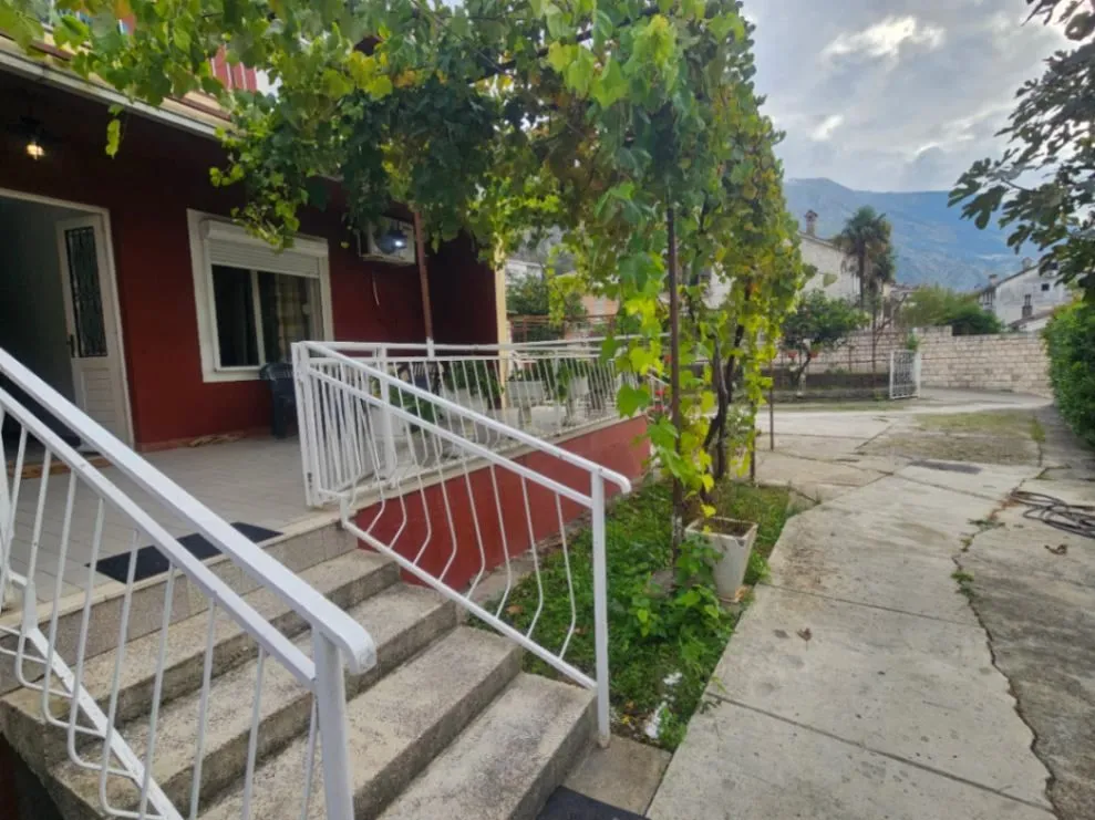 Izdavanje, kuća, 90m², Dobrota, Kotor
