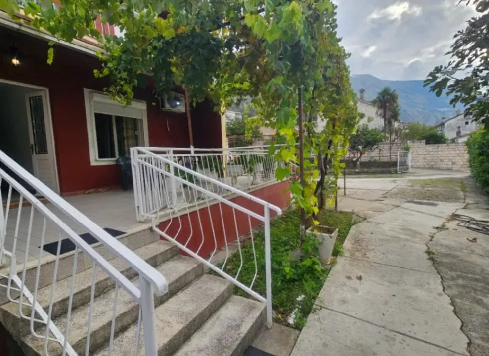 Izdavanje, kuća, 90m², Dobrota, Kotor