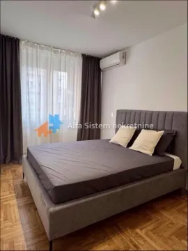 Nameštena spavaća soba sa bračnim krevetom, parketom i klima uređajem. - image 7