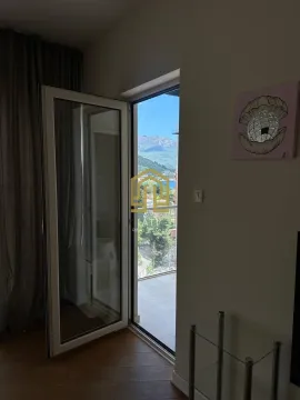 Pogled na terasu i okolinu kroz otvorena balkonska vrata. - image 12