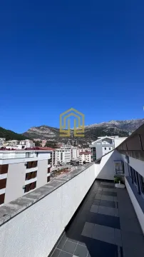 Prostrana terasa sa pogledom na grad i planine. - image 2