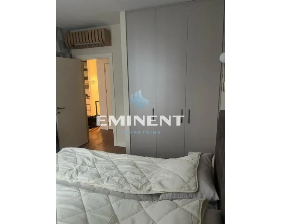 View of the bedroom with a built-in wardrobe and a double bed.