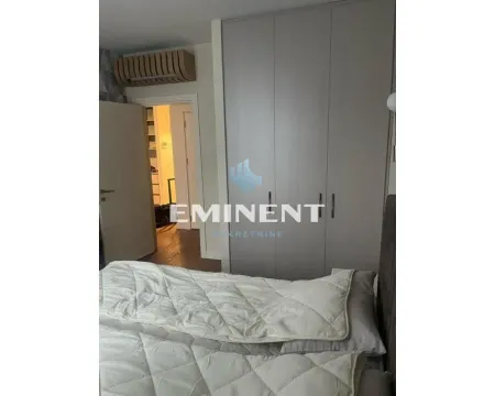View of the bedroom with a built-in wardrobe and a double bed. - image 9
