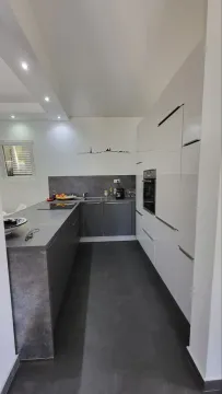 Moderna kuhinja sa sivim elementima i ugradnom rernom. - image 4