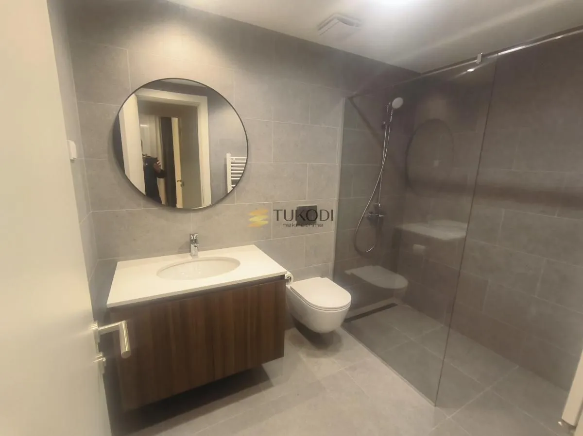 Izdavanje, dvosoban stan, 75m², Savski Venac, Beograd