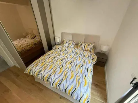 Spavaća soba sa bračnim krevetom i ugradnim ormarom sa ogledalom. - image 7