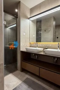 Moderno kupatilo sa dva umivaonika i tuš kabinom. - image 13