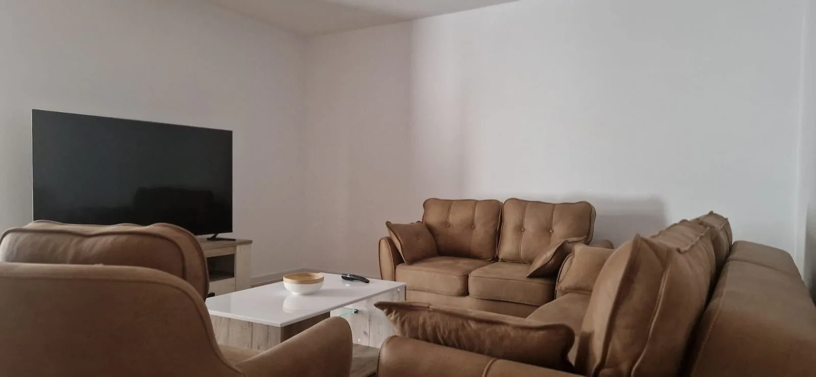 Izdavanje, dvosoban stan, 115m², Škaljari, Kotor