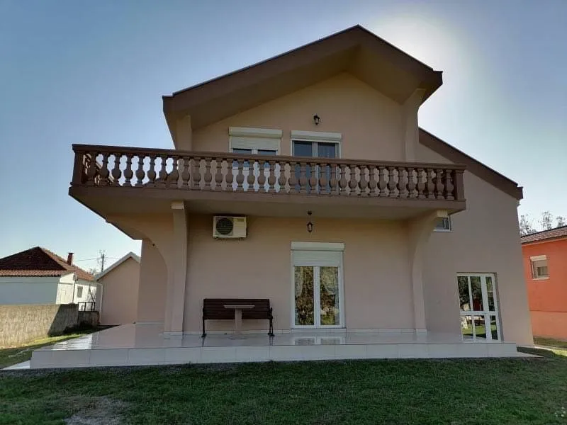 Sale, house, 350m², Tološi, Podgorica