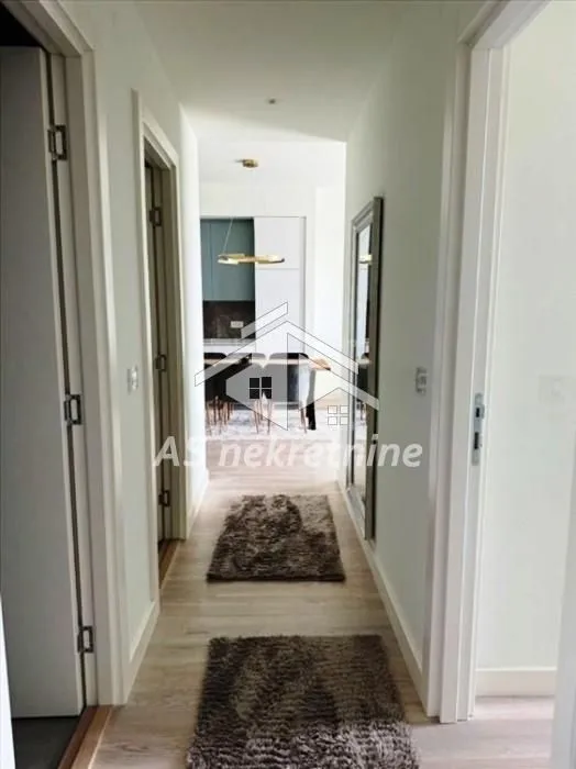 Izdavanje, trosoban stan, 83m², Savski Venac, Beograd