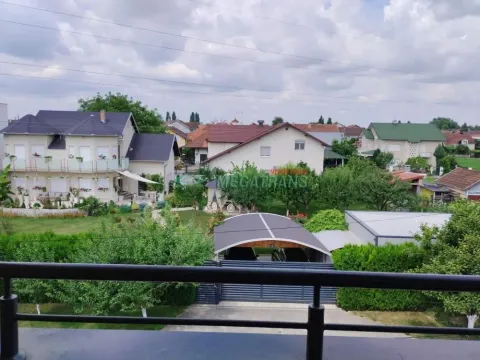 Pogled sa terase na okolne kuće i zelenilo. - image 16