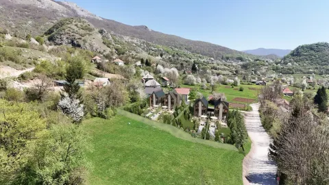 Vizuelni prikaz projekta naselja sa novim kućama u prizemnom prirodnom okruženju. - image 7