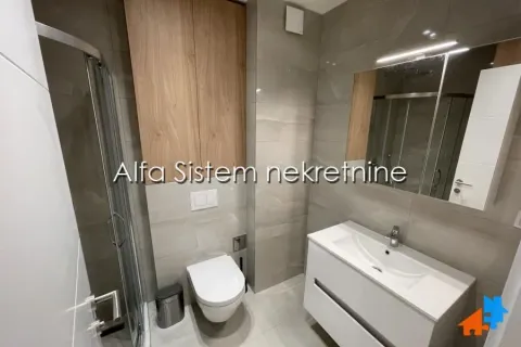 Moderno kupatilo sa tuš kabinom, umivaonikom i ugradnim elementima. - image 7