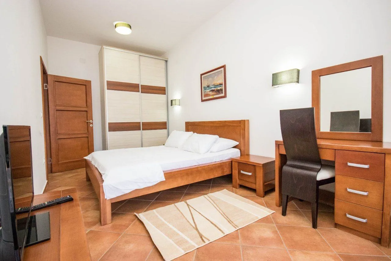 Izdavanje, jednosoban stan, 45m², Dobra Voda, Budva