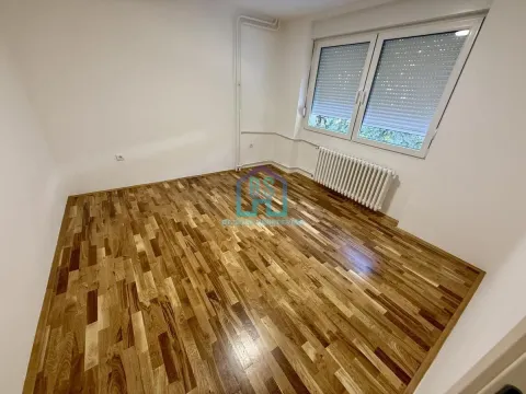 Prazna soba sa parketom i belim zidovima. - image 22