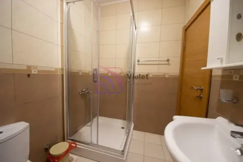 Kupatilo opremljeno tuš kabinom, umivaonikom i wc šoljom. - image 13