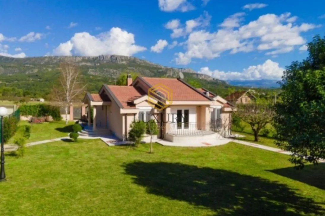 Rent, house, 160m², Rogami, Podgorica