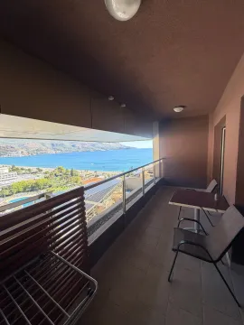 Natkriveni balkon sa garniturom za sjedenje i pogledom na more. - image 14