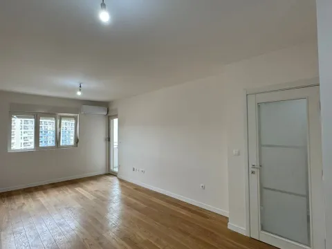 Izdavanje, jednosoban stan, 49m², Central Point, Podgorica - image 1