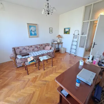 Dnevna soba sa garniturom, parketom i drvenim namještajem. - image 2