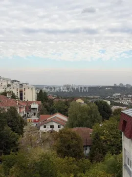 Pogled sa prozora na okolne zgrade i zelenilo. - image 2