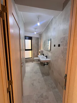 Moderne kupatilo sa dva umivaonika i keramičkim pločicama u sivoj boji. - image 3