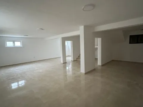 Rent, house, 500m², Stari Aerodrom, Podgorica - image 7