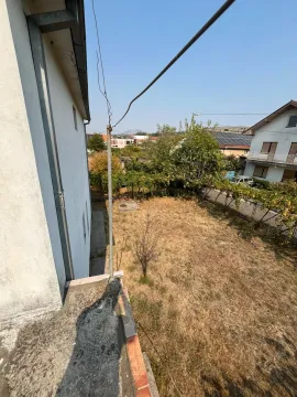 Pogled sa terase na dvorište i okolne kuće. - image 4