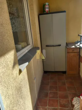 Manji zatvoreni balkon sa ormarićem za odlaganje stvari. - image 18