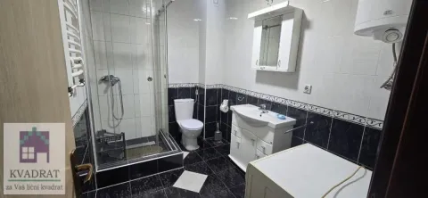 Kupatilo opremljeno tuš kabinom, umivaonikom, toaletom i veš mašinom. - image 11