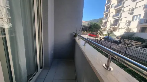 Natkriveni balkon sa pogledom na ulicu i susjedne zgrade. - image 10