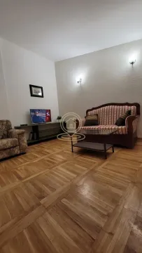 Dnevna soba sa garniturom za sedenje, stočićem i televizorom. - image 3