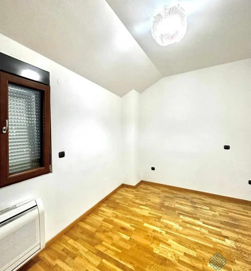 Izdavanje, poslovni prostor, 300m², Centar, Podgorica