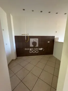 Prazna kuhinja sa pločicama na zidu i podu. - image 4