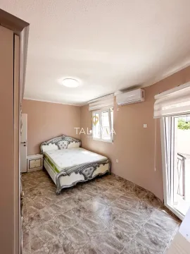 Spavaća soba sa bračnim krevetom, klima-uređajem i izlazom na terasu. - image 5