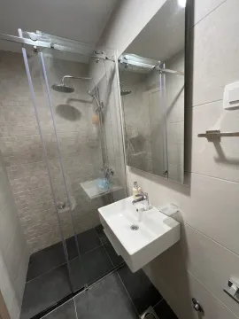 Moderno kupatilo sa staklenom tuš kabinom i bijelim lavaboom. - image 14