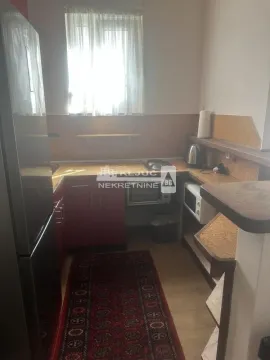 Manja kuhinja sa elementima u drvenom dezenu i frižiderom. - image 10
