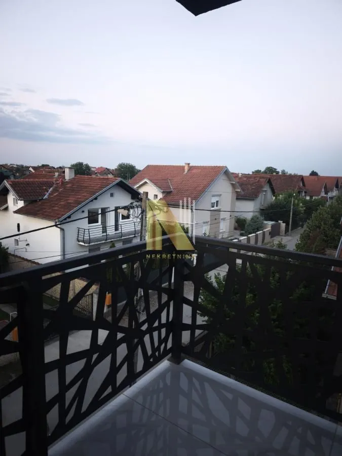 Pogled sa balkona na okolne kuće i naselje.